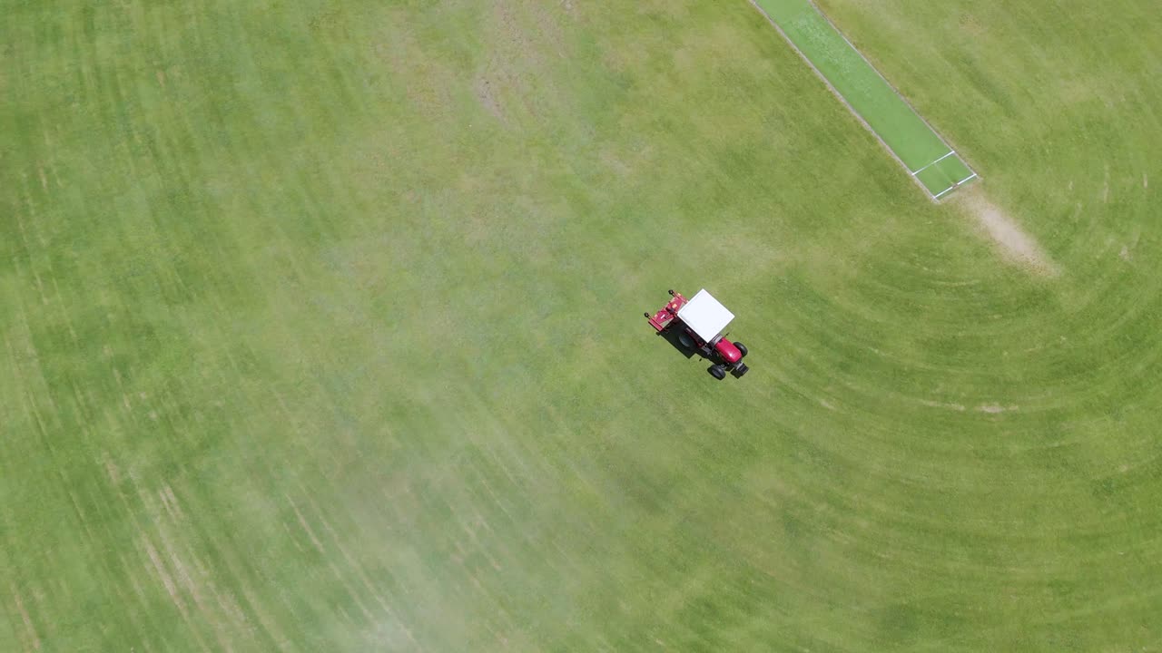 운동장 을 원형 으로 는 트랙터