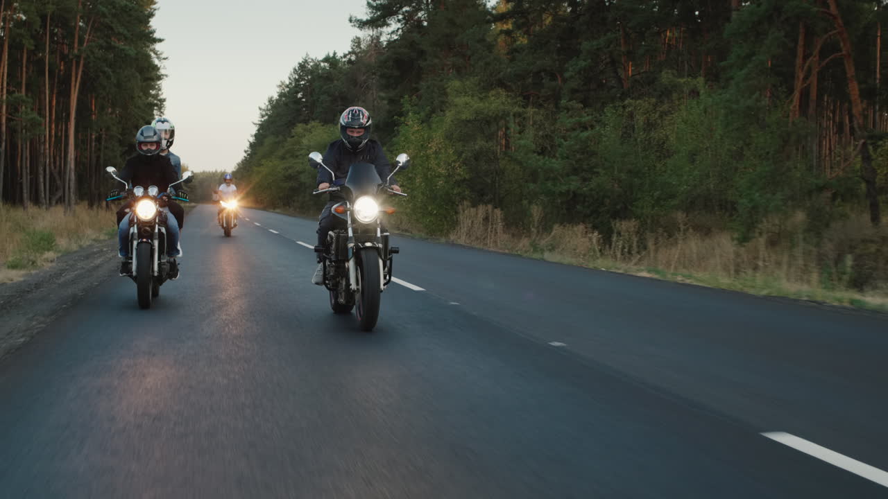 los jóvenes viajan en motocicletas en un lugar pintoresco 4