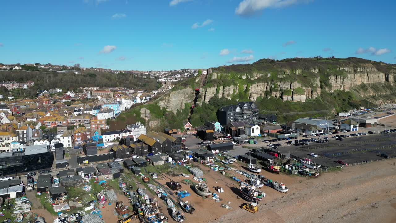 영국 헤이스팅스 (hastings) 의 드론 촬영, 스테이드 해변, 시 보트, 하이 스트리트, 이스트 힐 클리프 철도를 향해 날아가는 카메라