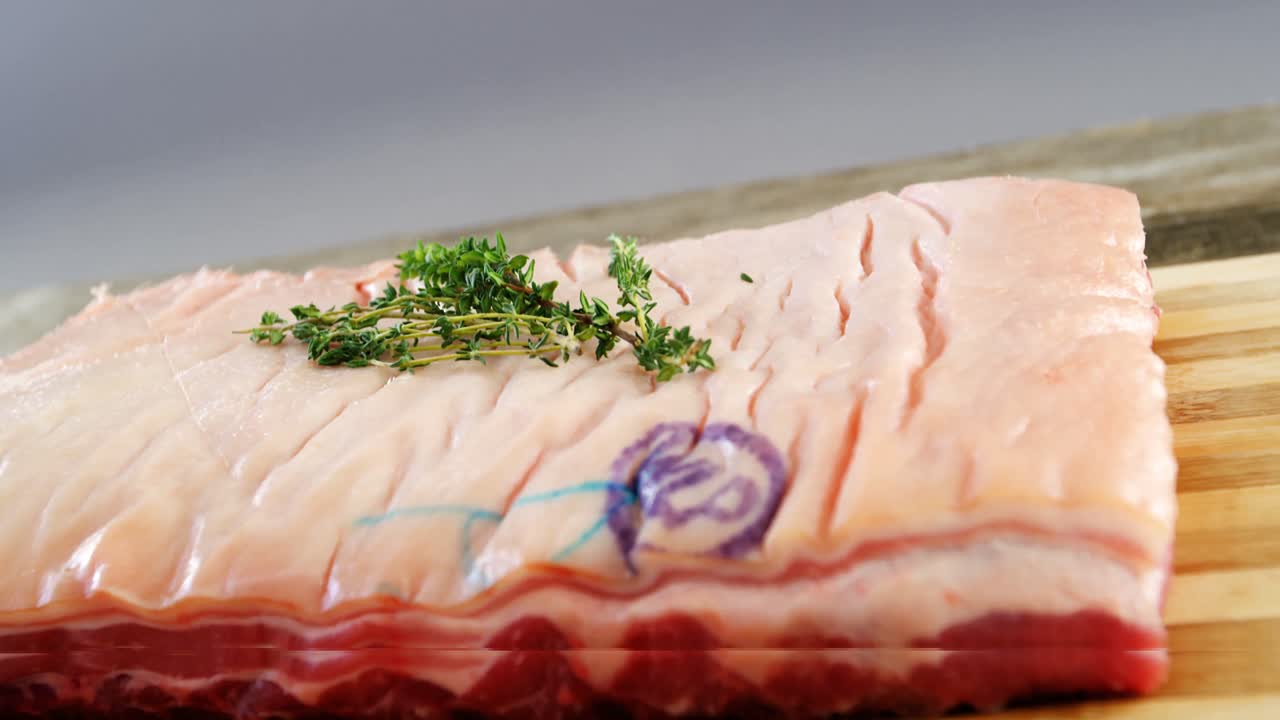 pan de carne con grasas adornado con hierbas