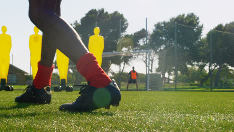 jugador de fútbol pateando la pelota hacia el poste de la portería 4k