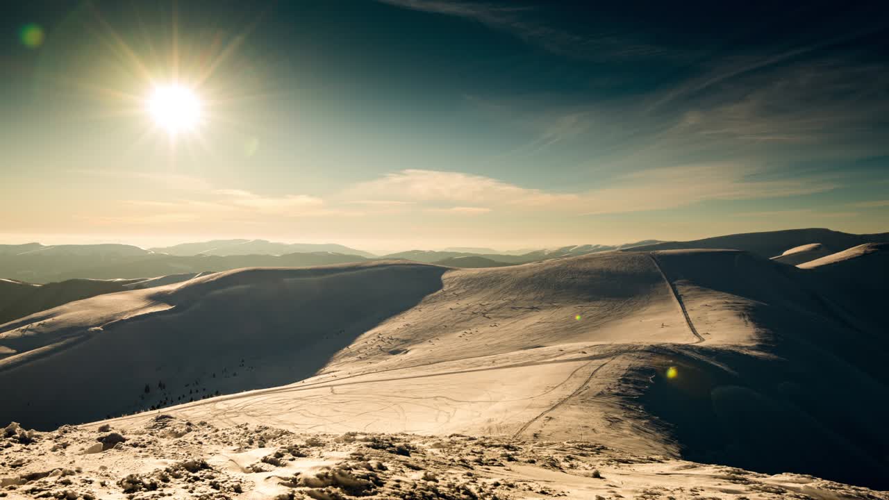 아름다운 산 빛 저녁, 하늘 아래의 산