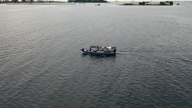 barco de pesca en el agua