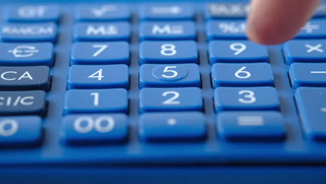 primer plano de la mano del hombre usando una calculadora