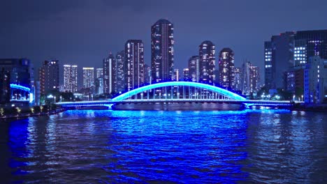 Luz-Nocturna-Tokio,-Tsukuda,-Rascacielos-Toyosu-Y-Puente-Eitai-El-Río-Sumida-Yakatabune,-Barco-De-Recreo