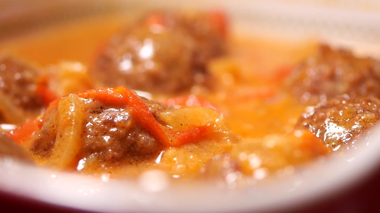 albóndigas en una salsa roja cremosa