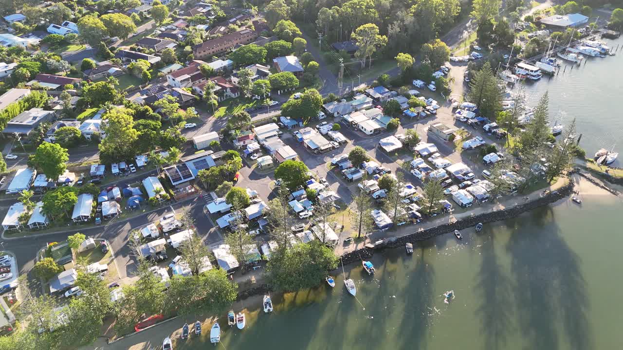 해안 도시 와 강 의 풍경적 인 공중 풍경