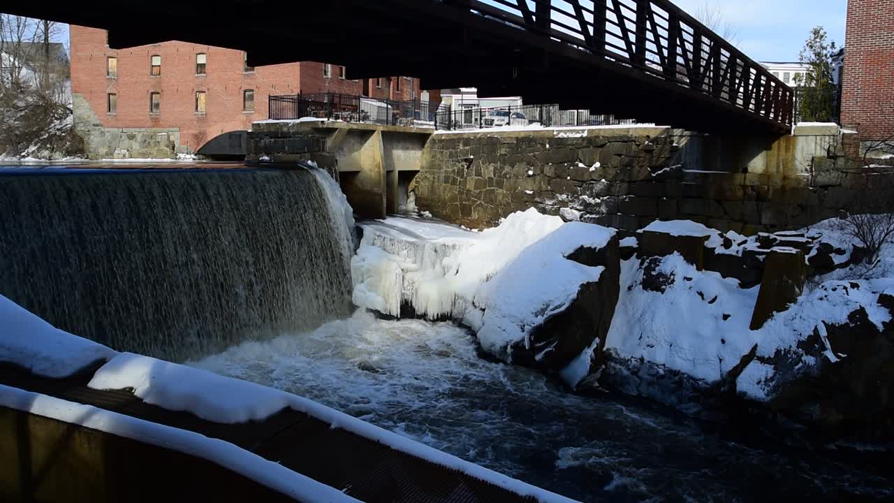 vista panorámica de la presa con hielo y rocas y puente