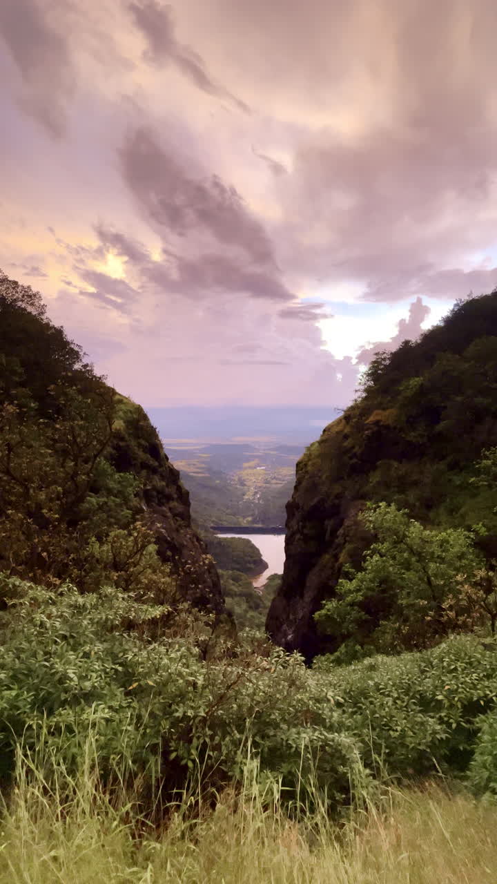 fotografía aérea del bharandarara que muestra la impresionante vista del lago, las montañas verdes y el cielo dramático con nubes maharashtra 4k