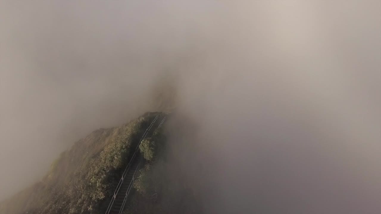 오아후 섬의 하이쿠 계단이 구름 속으로 내려갑니다.