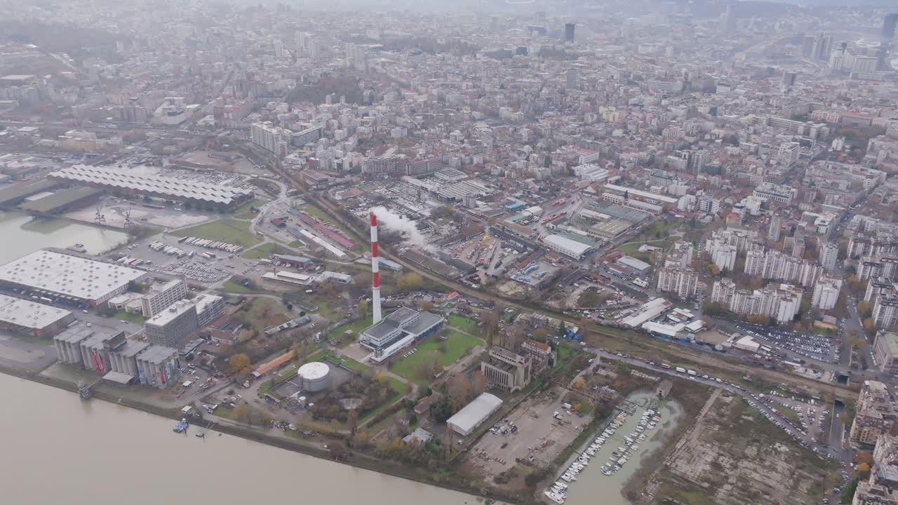 amplias imágenes aéreas volando sobre el río danubio en belgrado, serbia