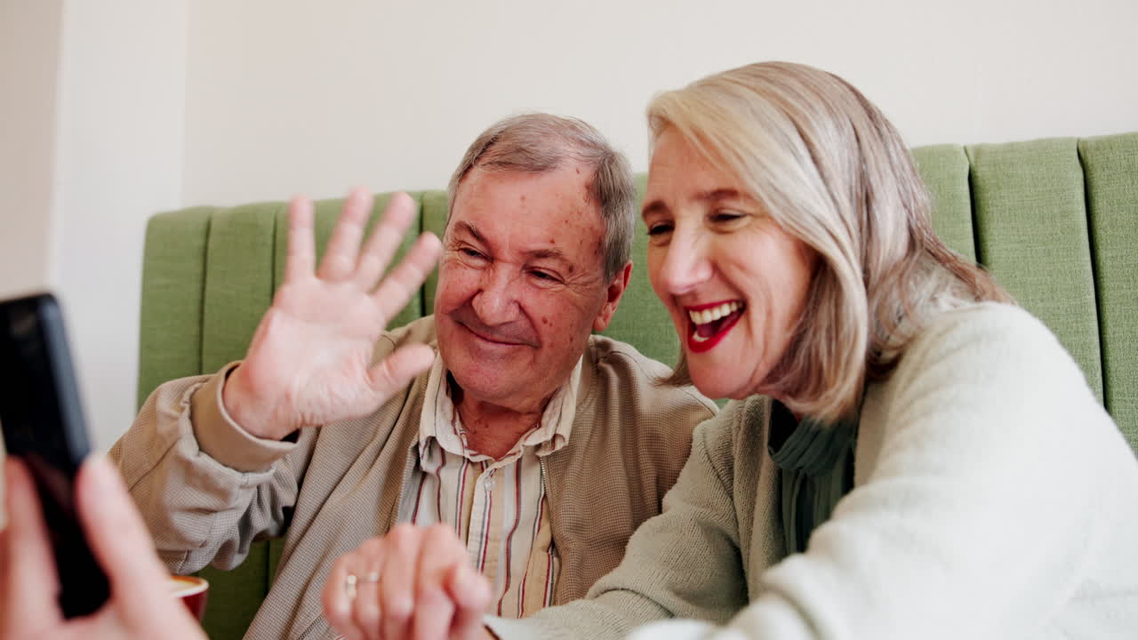 카페 에서 비디오 통화를 즐기는 노인 부부