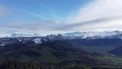 Revelando-El-Hermoso-Paisaje-Con-Montañas-Nevadas-En-El-Fondo