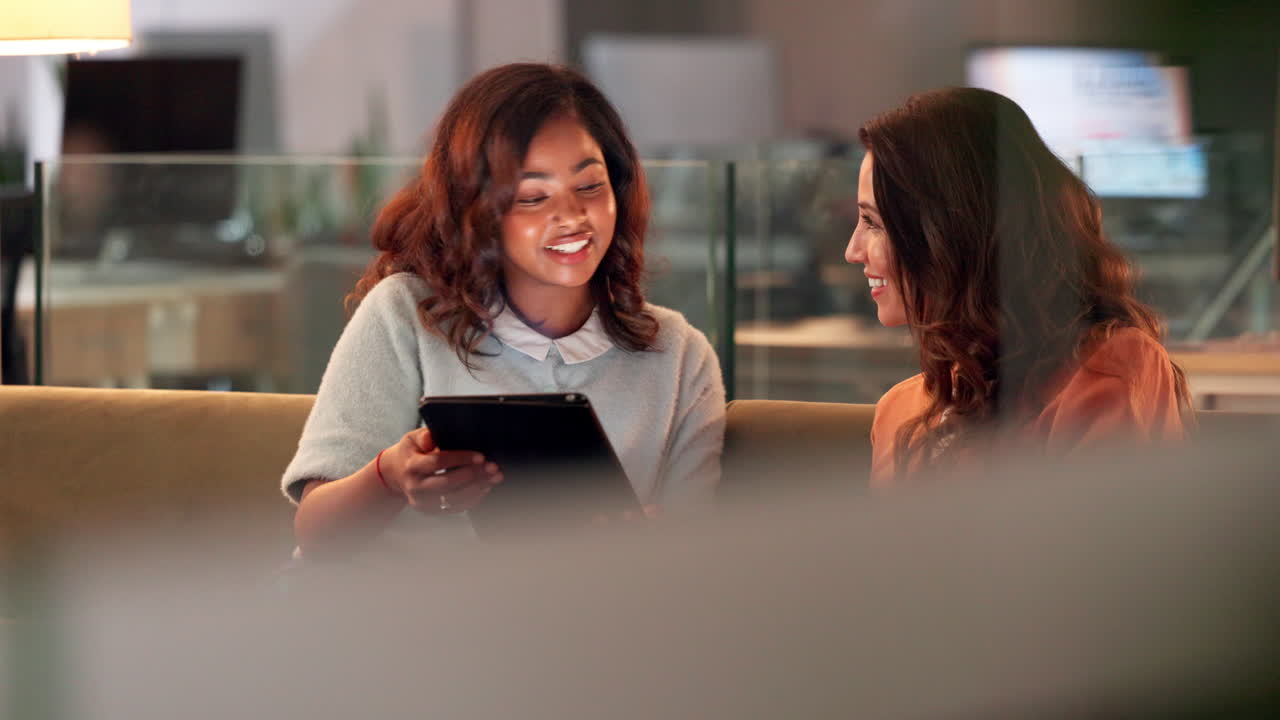 dos mujeres colaborando en una oficina moderna