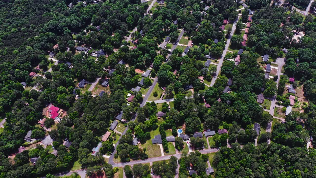 fotografía aérea de arriba hacia abajo del vecindario de stone mountain con árboles verdes durante un día soleado, georgia, estados unidos - área suburbana de la ciudad de atlanta