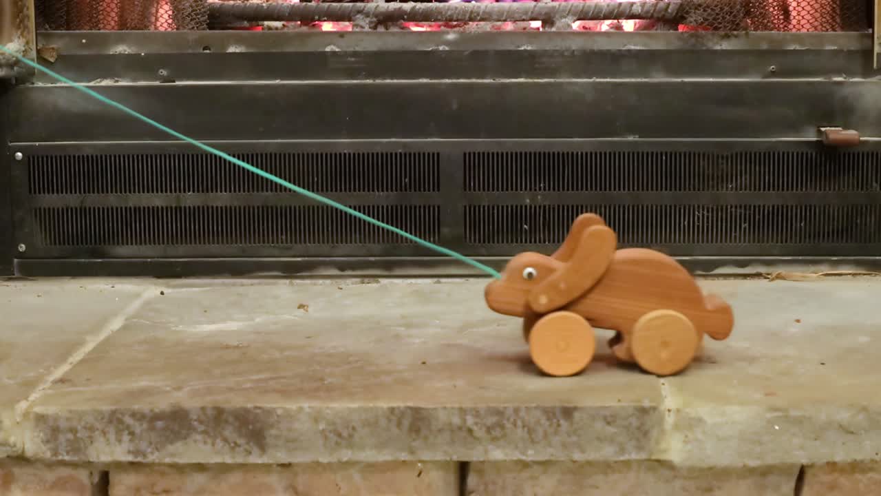 돌 난로에 장난감을 따라 수제 토끼 나무 당겨