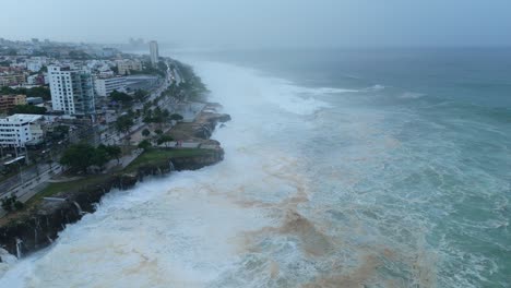 Océano-Tumultuoso-Con-Olas-Espumosas-Debido-Al-Paso-Del-Huracán-Beryl,-Antena