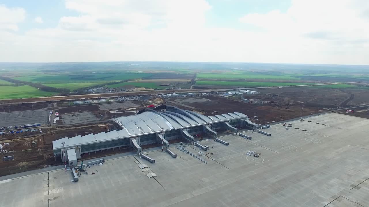 vista aérea de un aeropuerto en construcción