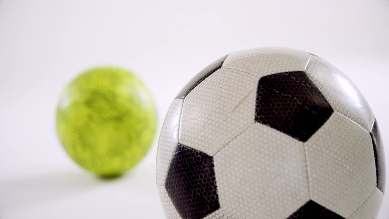 Pallone da calcio su sfondo bianco 4K