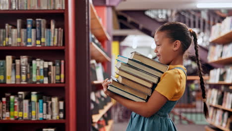 chica con libros en la biblioteca