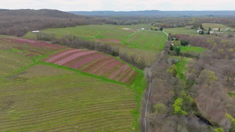 Una-Granja-En-Connecticut-Durante-La-Primavera-Con-Los-Colores-Empezando-A-Cambiar.