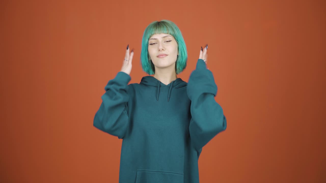 자만심 많은 오만한 젊은 여자.