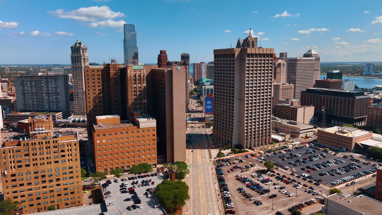 Detroit, USA, 28 luglio 2025: grandi parcheggi pieni di auto nel centro della città. Clip video con drone sull'autostrada nel centro di Detroit, Michigan, USA