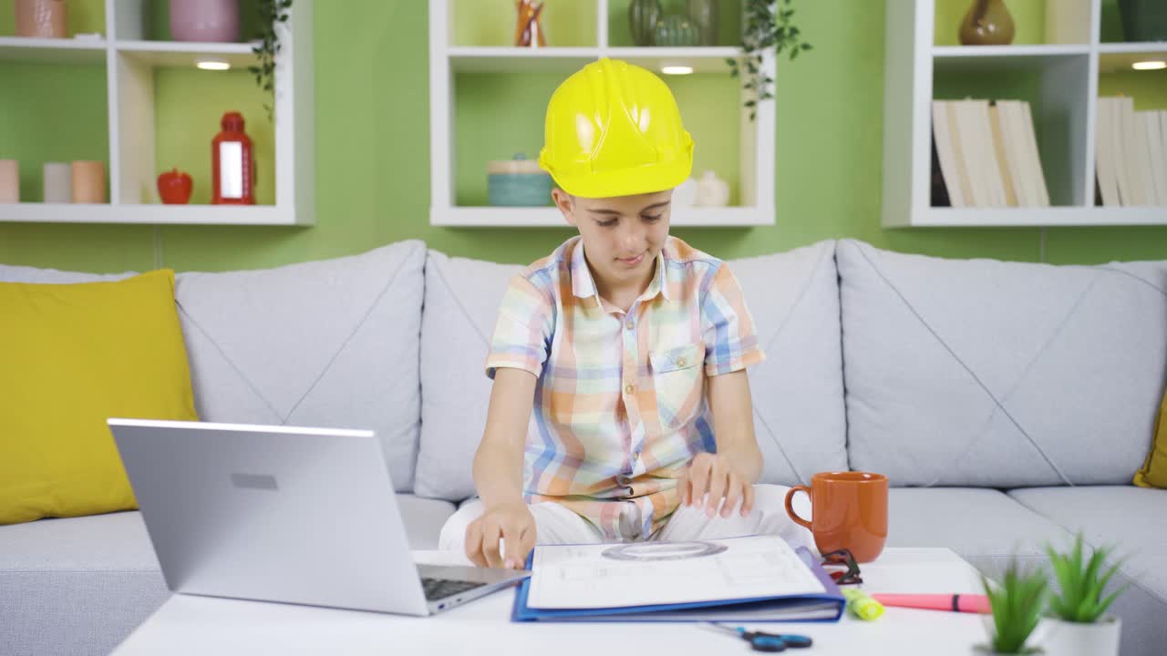 un niño lindo usando un casco y haciendo el papel de un ingeniero.