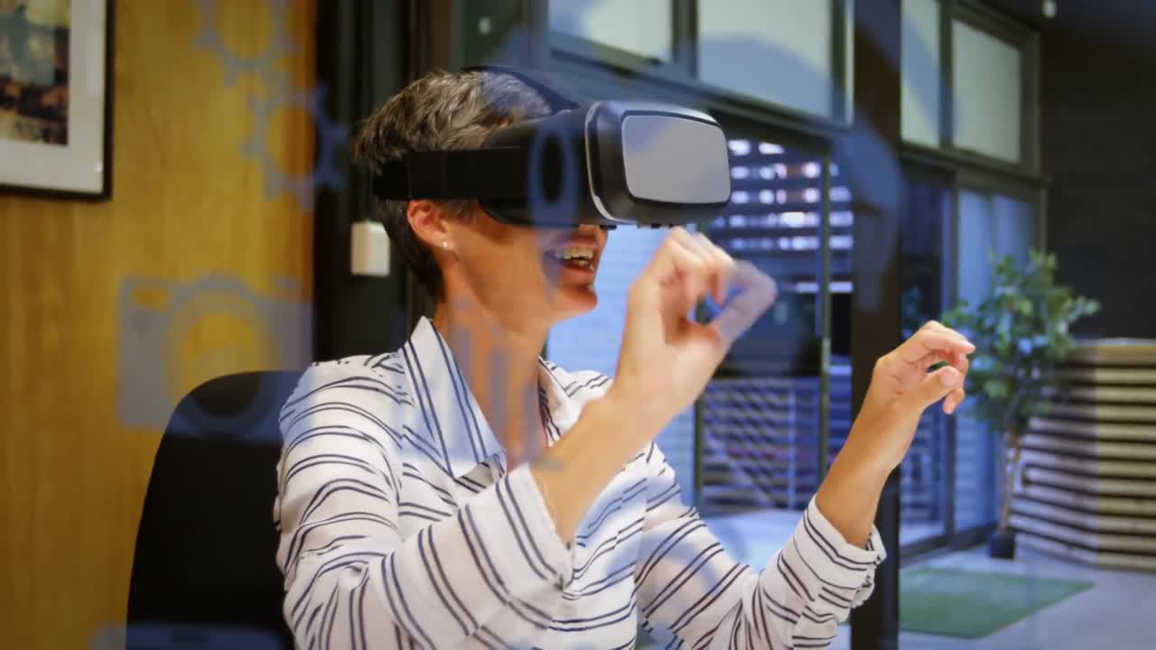 Animace digitálních ikon nad kavkazskou podnikatelkou s VR headsetem