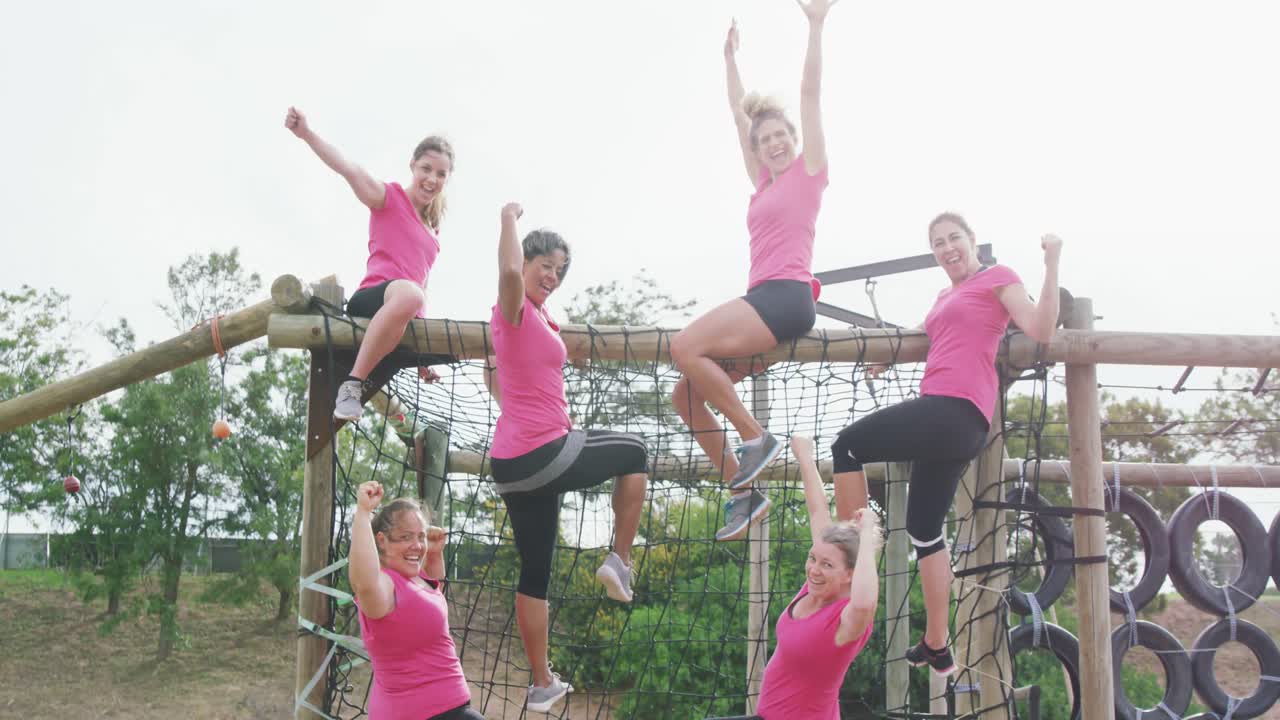 여자 친구 들 이 함께 부트 캠프 에서 운동 을 즐기고 있다