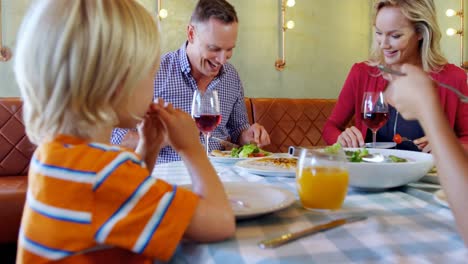 familienmahlzeit zusammen im restaurant 4k