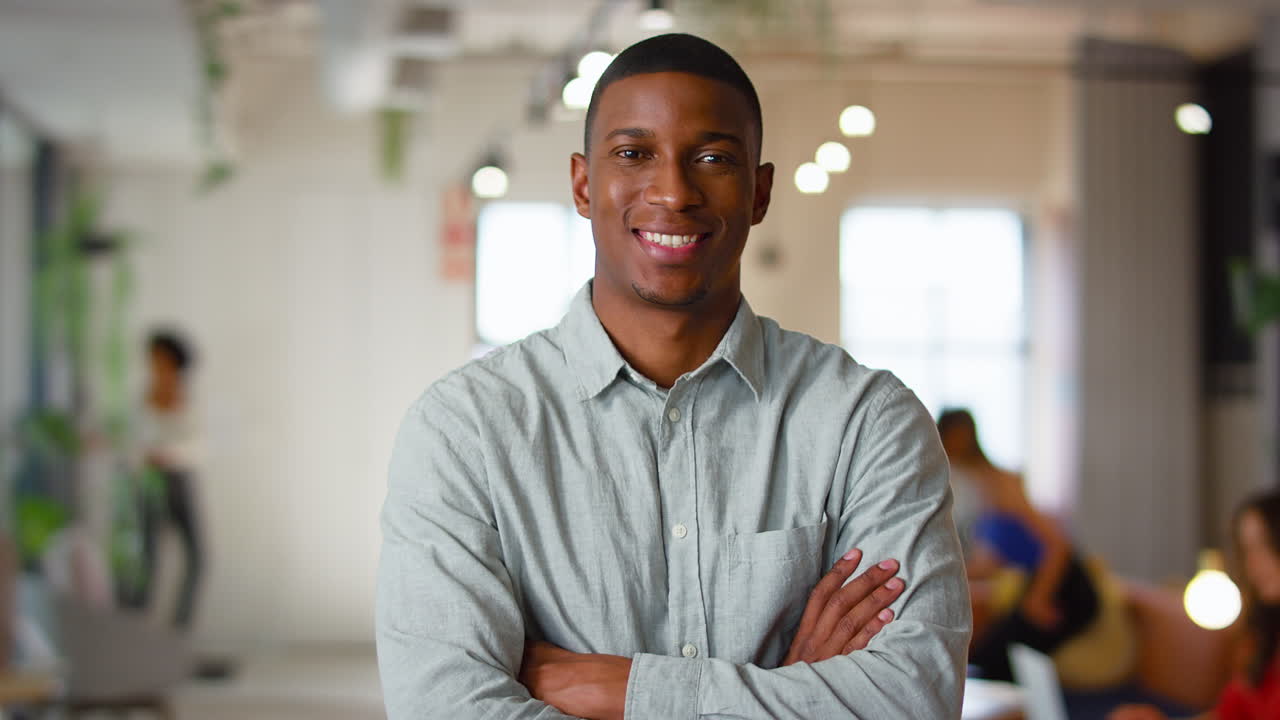 retrato de un hombre de negocios sonriente de pie en una oficina moderna de plan abierto