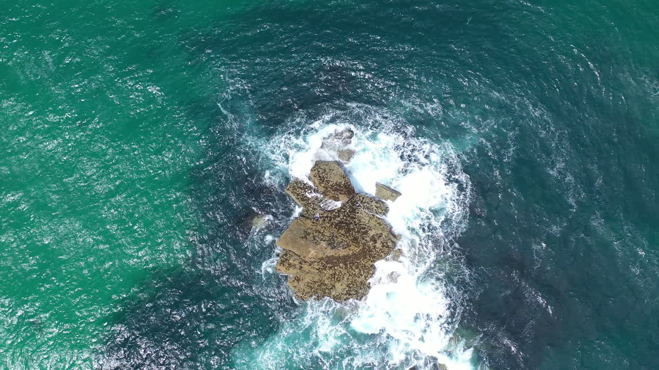 Veduta aerea con drone di uno scoglio nel mare a St Ives, Cornovaglia