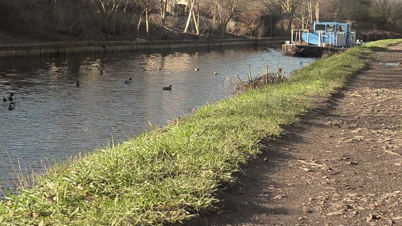 운하 수로에서 멀리 접근하는 바지선