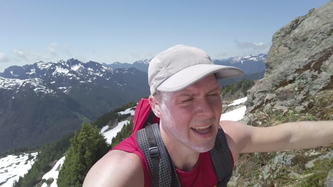 가파른 산을 하이킹하는 남자, 마운트 5040, 밴쿠버 섬, 캐나다