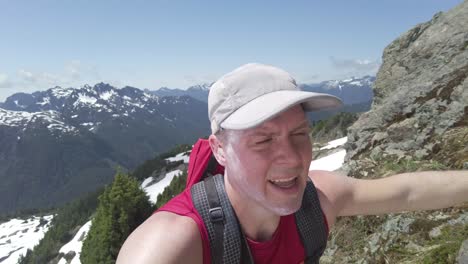 hombre escalando una montaña empinada, monte 5040, isla de vancouver, canadá
