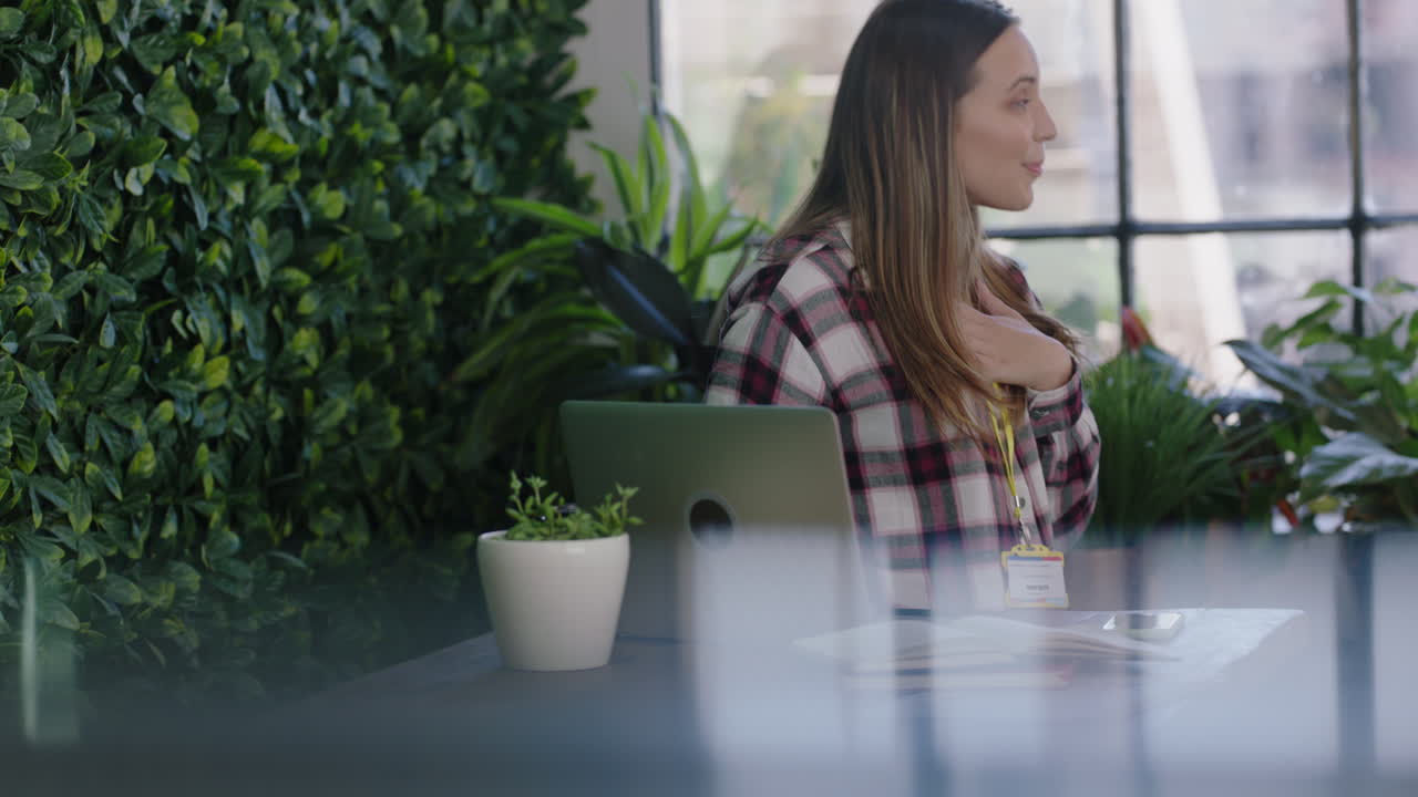 uomini d'affari creativi che incontrano un project manager caucasico una donna che discute lo sviluppo dell'azienda un esperto che condivide idee addestra i dipendenti usando il portatile in un moderno ufficio di moda