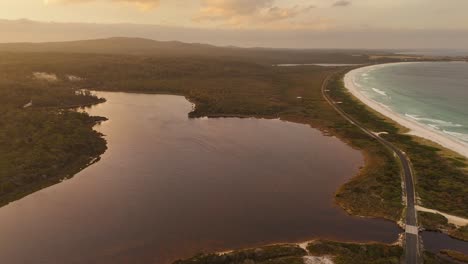 bahía de fuegos al atardecer, tasmania en australia