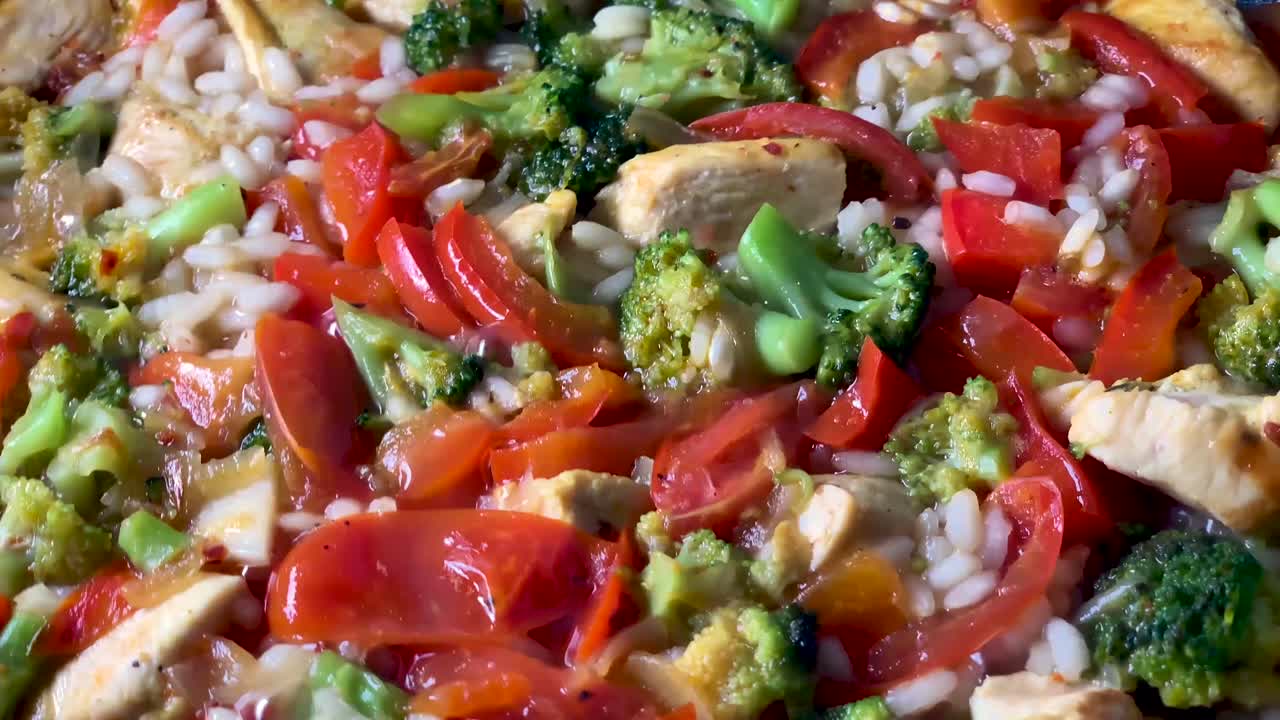 점심으로 건강한 리조또를 만드는 슬로우모션