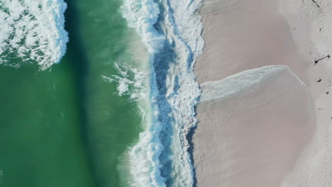 Disparo-Vertical-De-Olas-ásperas-En-La-Playa-De-Blouberg-En-Verano-En-Ciudad-Del-Cabo,-Sudáfrica