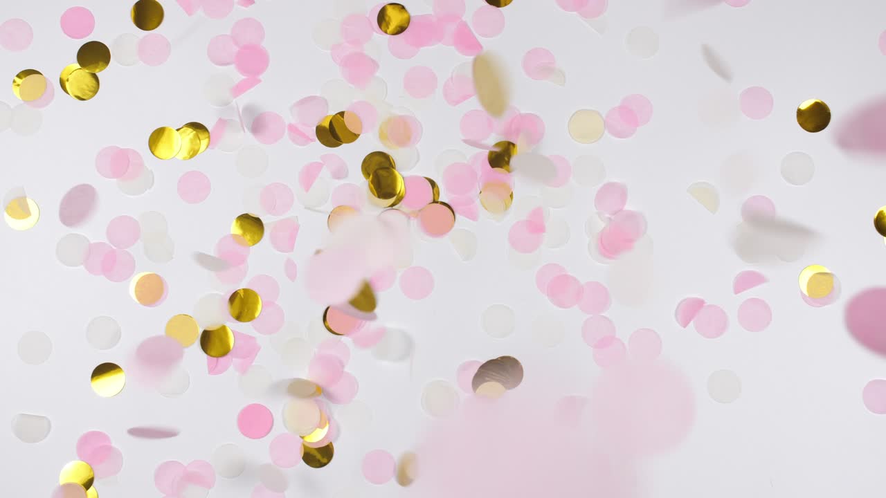 다채로운 고립된 콘페티 입자의 움직임