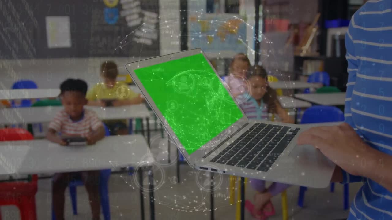 animación de conexiones y globo sobre las manos de un niño caucásico usando una computadora portátil con espacio de copia