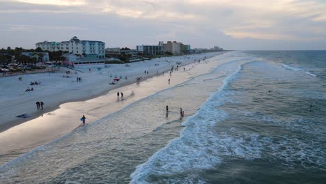 Ausgezeichnete-Luftaufnahme-Von-Menschen-Am-New-Smyrna-Beach,-Florida-In-Der-Abenddämmerung