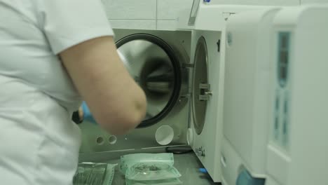proceso de esterilización de instrumentos dentales en una clínica dental