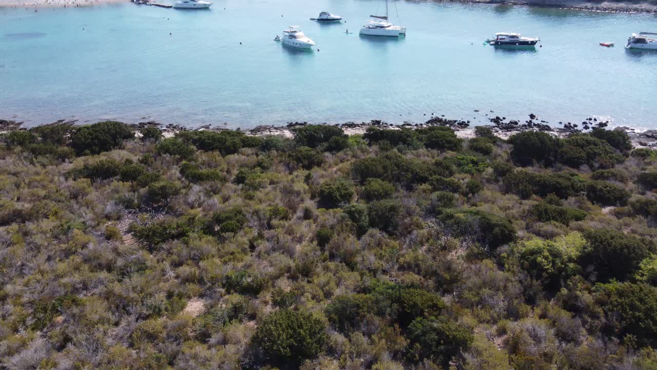 크로아티아 의 베그리 부디코바치 섬 의 블루 라구안 만 에 정박 한 보트 와 요트