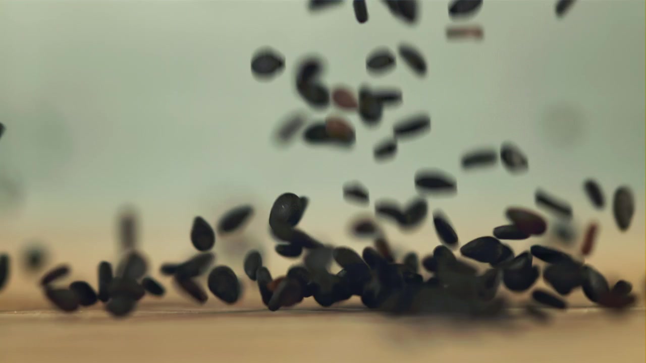 Close-up de Sementes de Gergelim Preto Caindo em Câmera Lenta