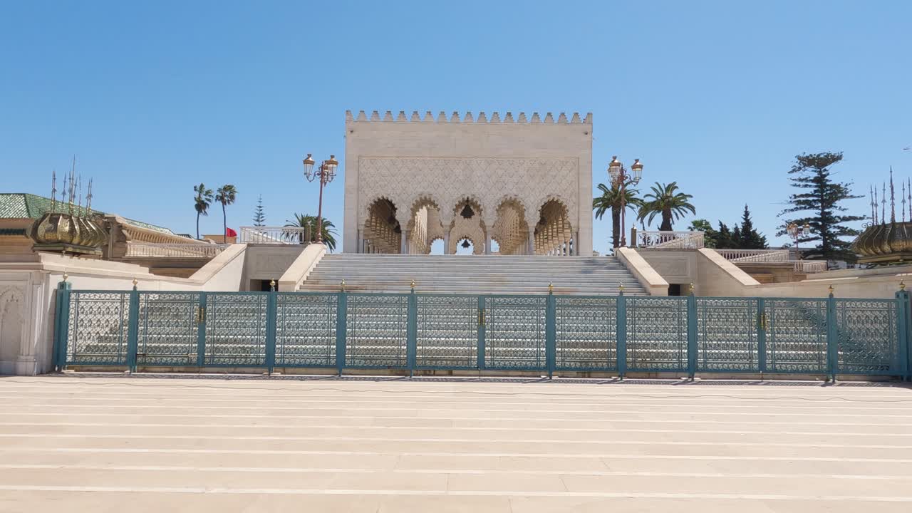 las puertas de la torre hassan y el mausoleo, rabat, marruecos