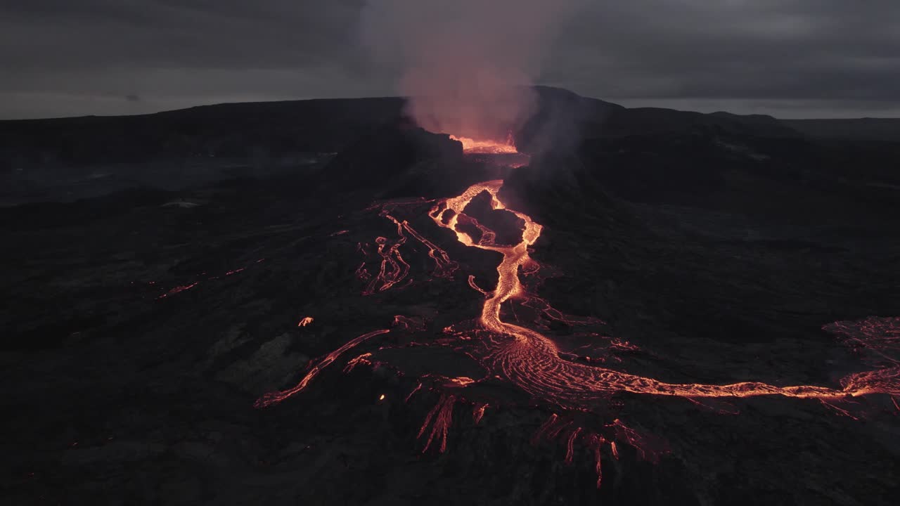 vista aérea con vistas a los ríos de lava en la cuenca de un volcán - dando vueltas, disparo de drones