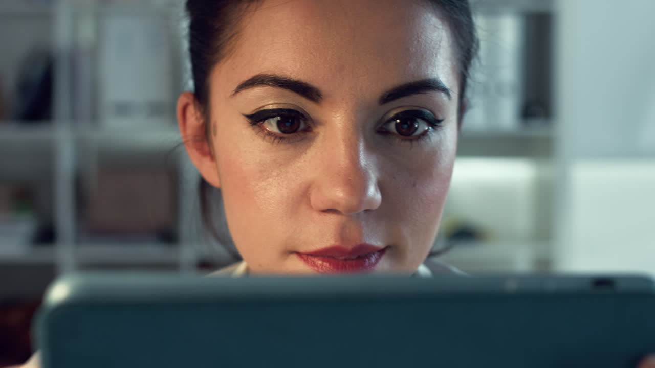 mujer mirando una tableta