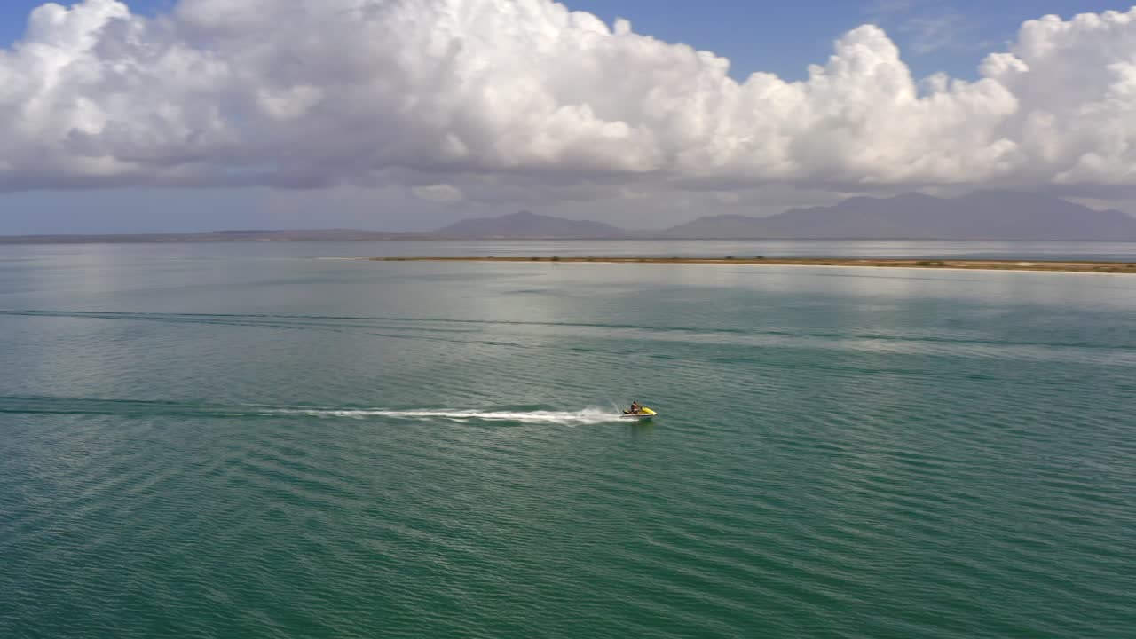 Vista de drone de lancha na água na Ilha de Coche, Venezuela